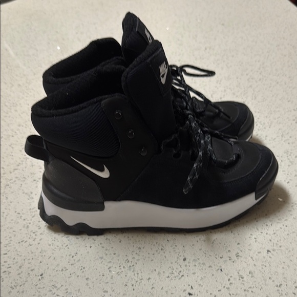 Nike Black Sneakers Sleek Design - Picture 2 of 9